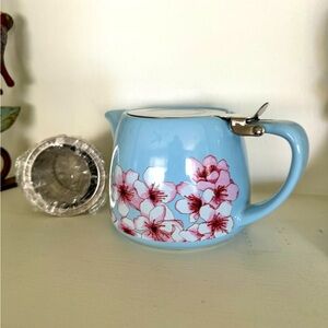 Teapot with strainer